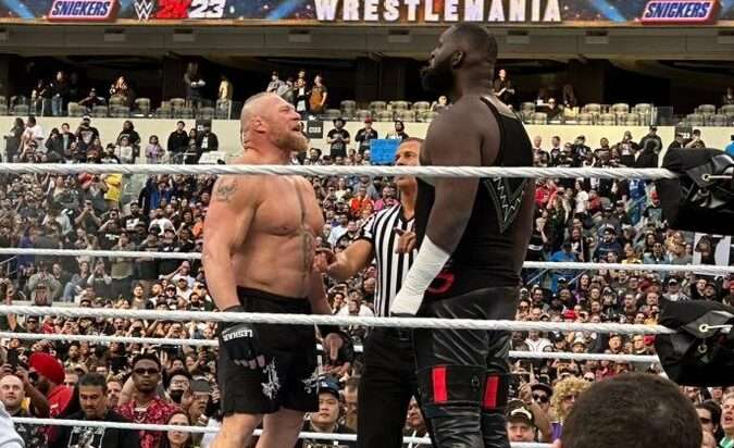 Brock Lesnar logró derribar al gigante Omos