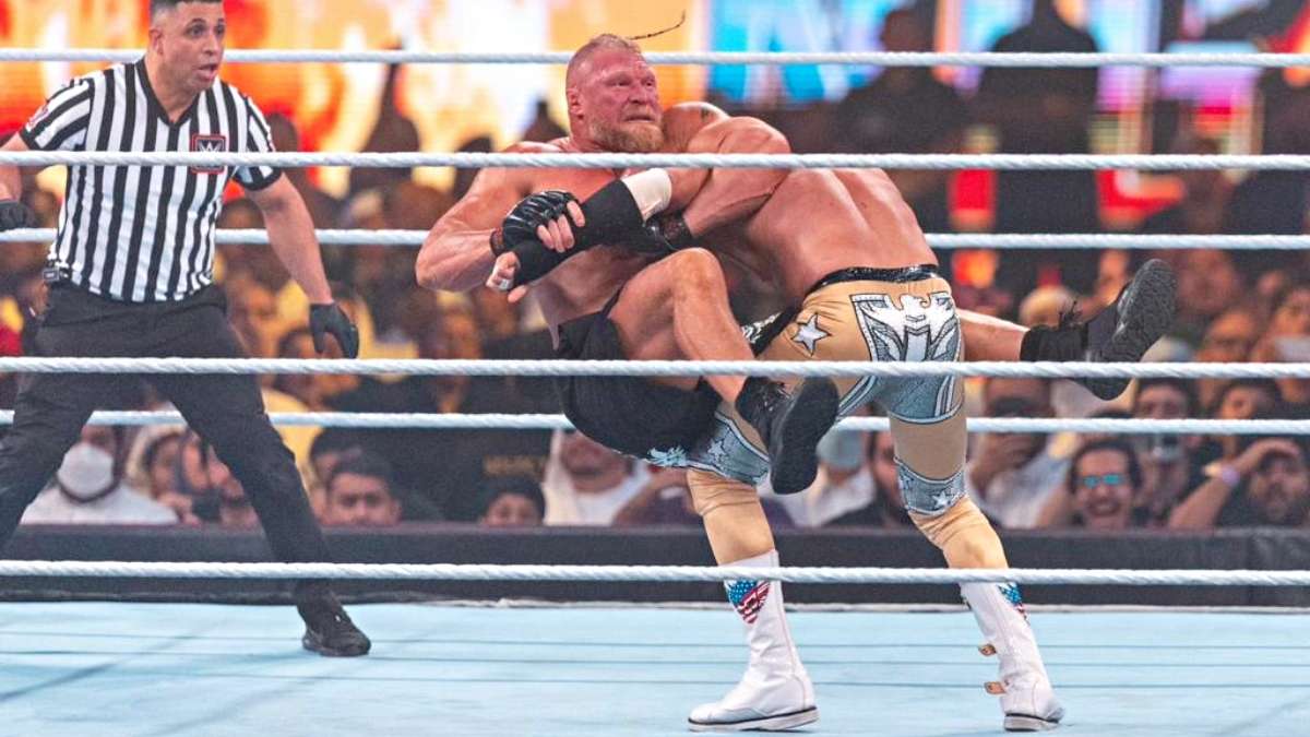 Brock Lesnar somete a Cody Rhodes en Arabia Saudita