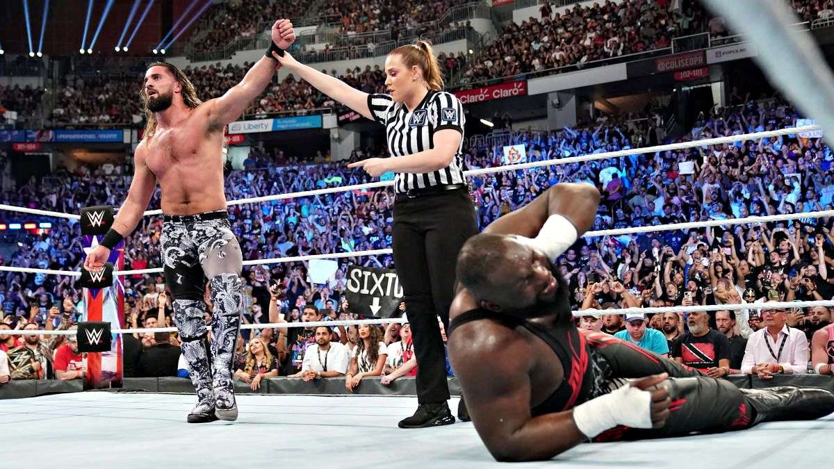 Seth Rollins sufre para derrotar a Omos