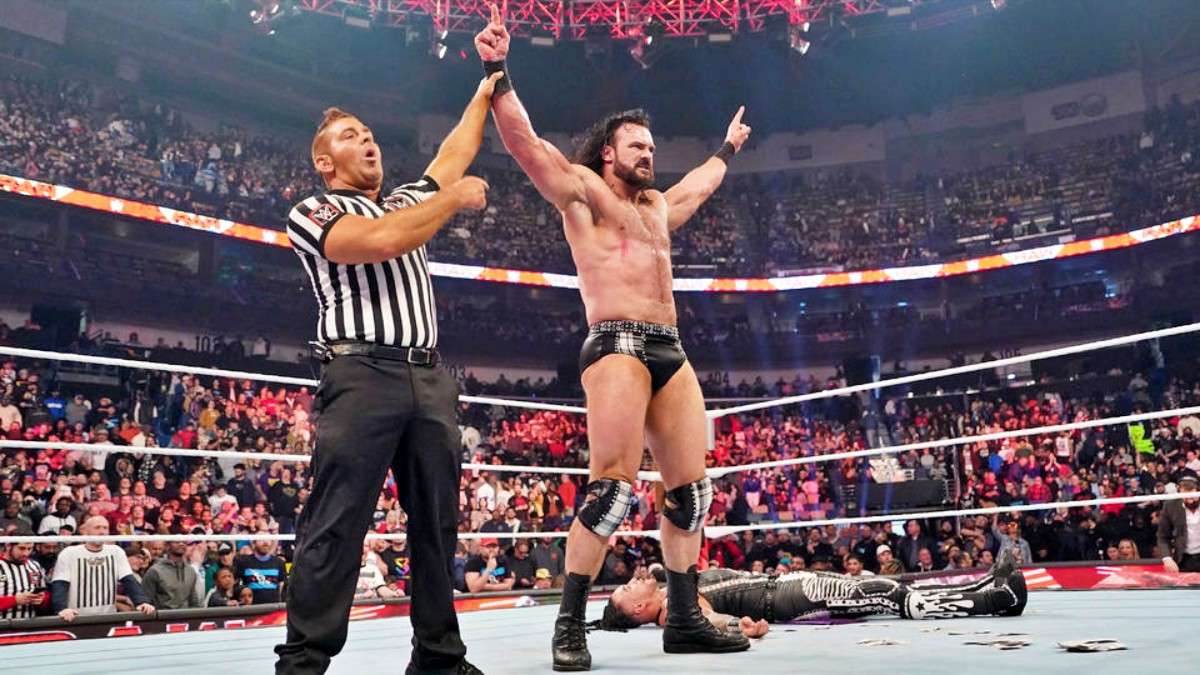 Drew McIntyre derrota a Damian Priest tras intervención de R-Truth