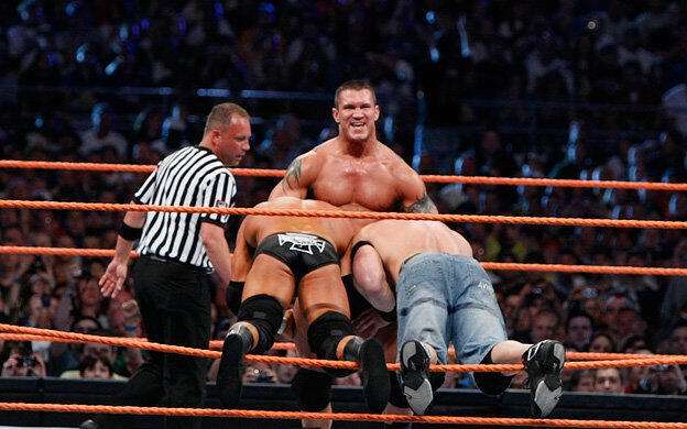 Randy Orton aplica un DDT Modificado a John Cena y Triple H en WrestleMania 24 