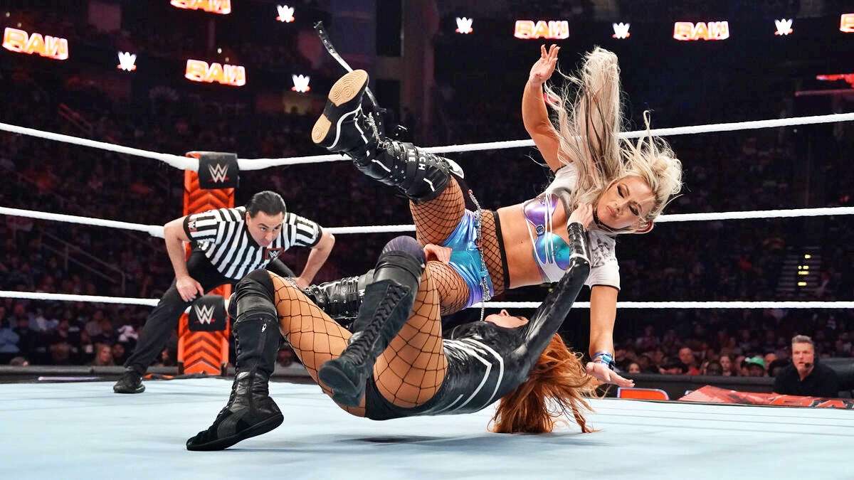 Becky Lynch vence en un agónico combate a Liv Morgan