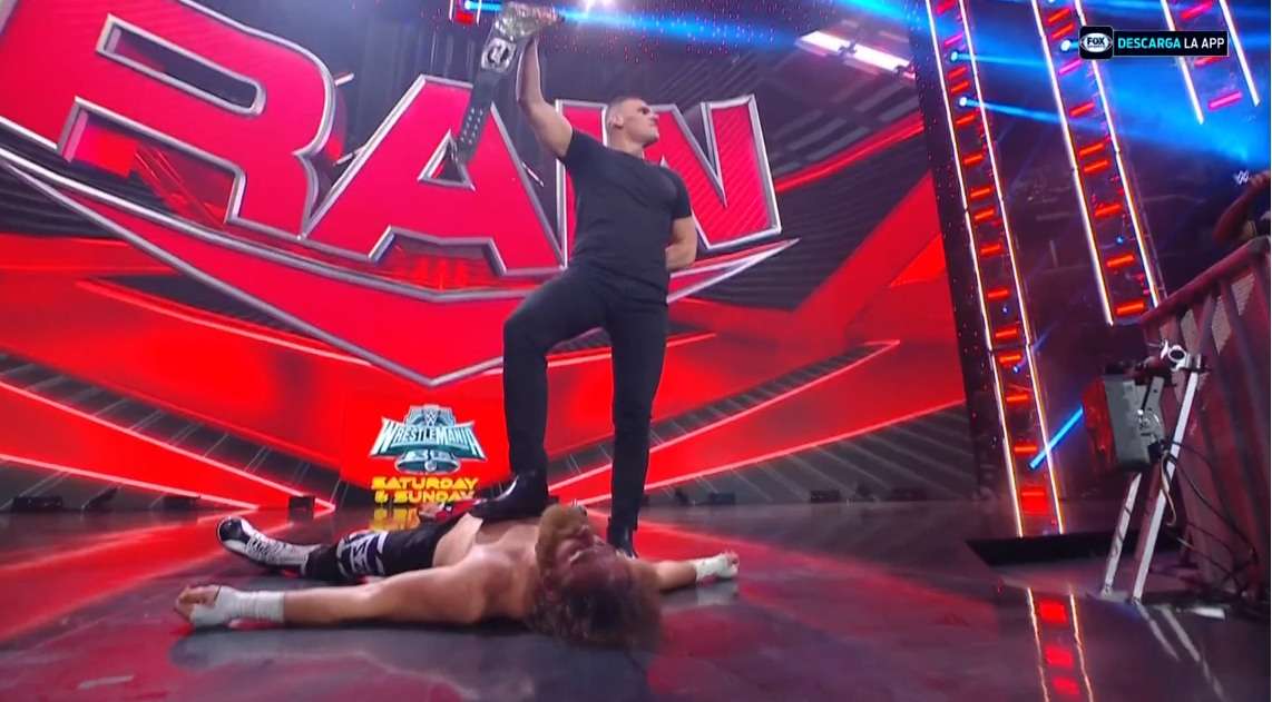 Sami Zayn es brutalizado por Gunther antes de su enfrentamiento en WrestleMania