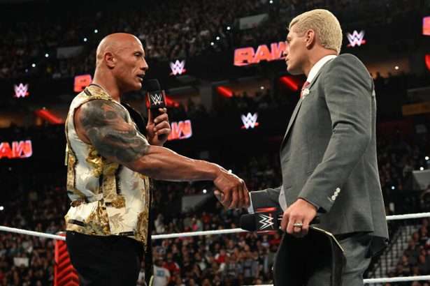 The Rock promete venganza ante Cody Rhodes.
