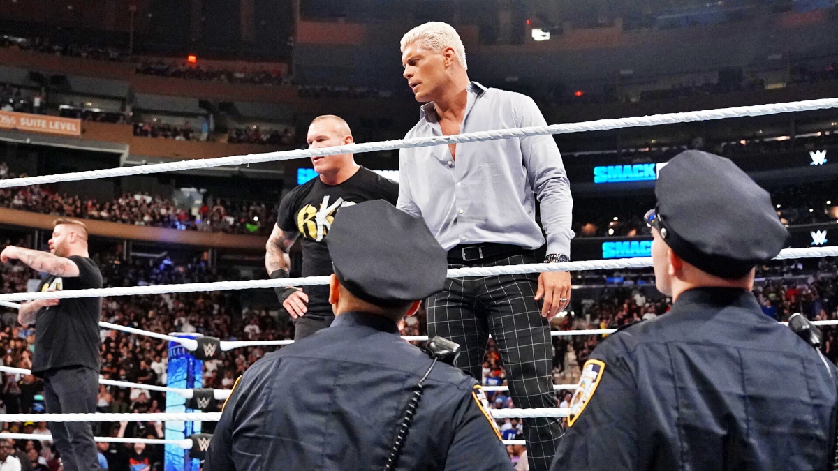 Cody Rhodes, Randy Orton & Kevin Owens son retirados del MSG por la NYPD tras atacar a The Bloodline
