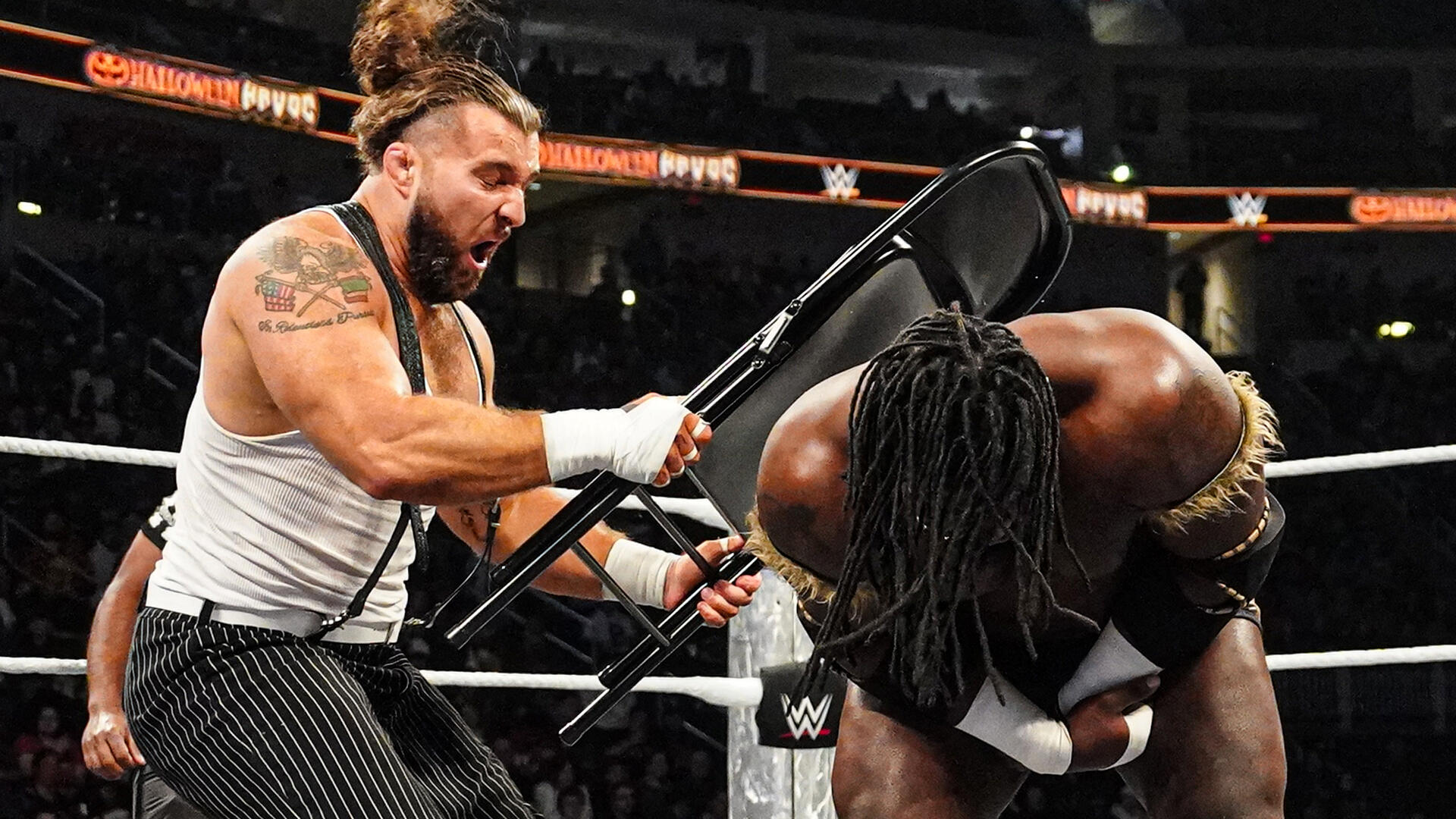 La Familia respalda a Tony D’Angelo para derrotar a Oba Femi en un Tables, Ladder & Scares Match