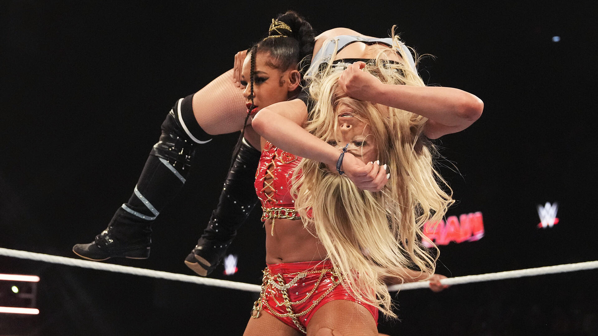 La defensa titular de Bianca Belair & Jade Cargill ante Liv Morgan & Raquel Rodriguez provoca el caos en la División Femenina