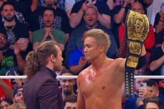 Kenny Omega encara a Kazuchika Okada