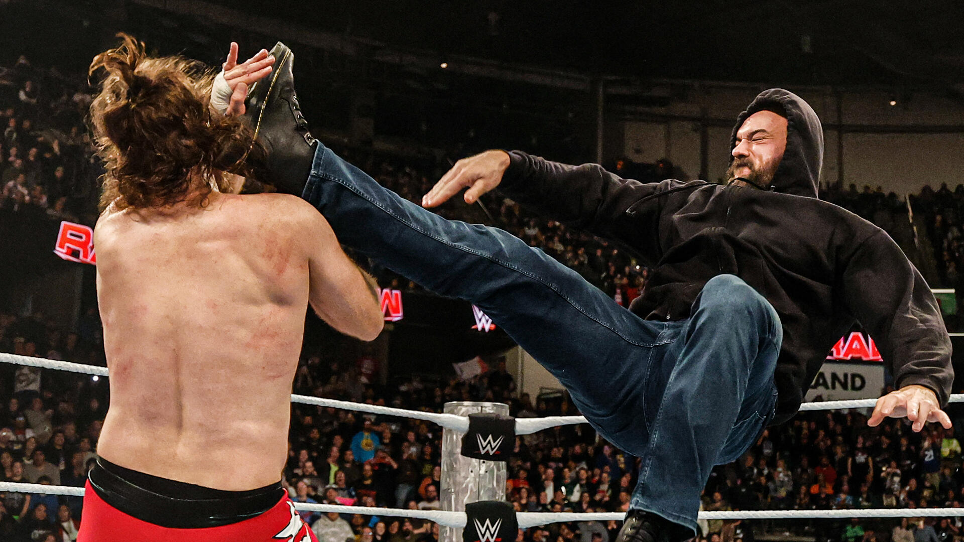 Sami Zayn sucumbe ante Seth Rollins y es sorprendido por el regreso de Drew McIntyre