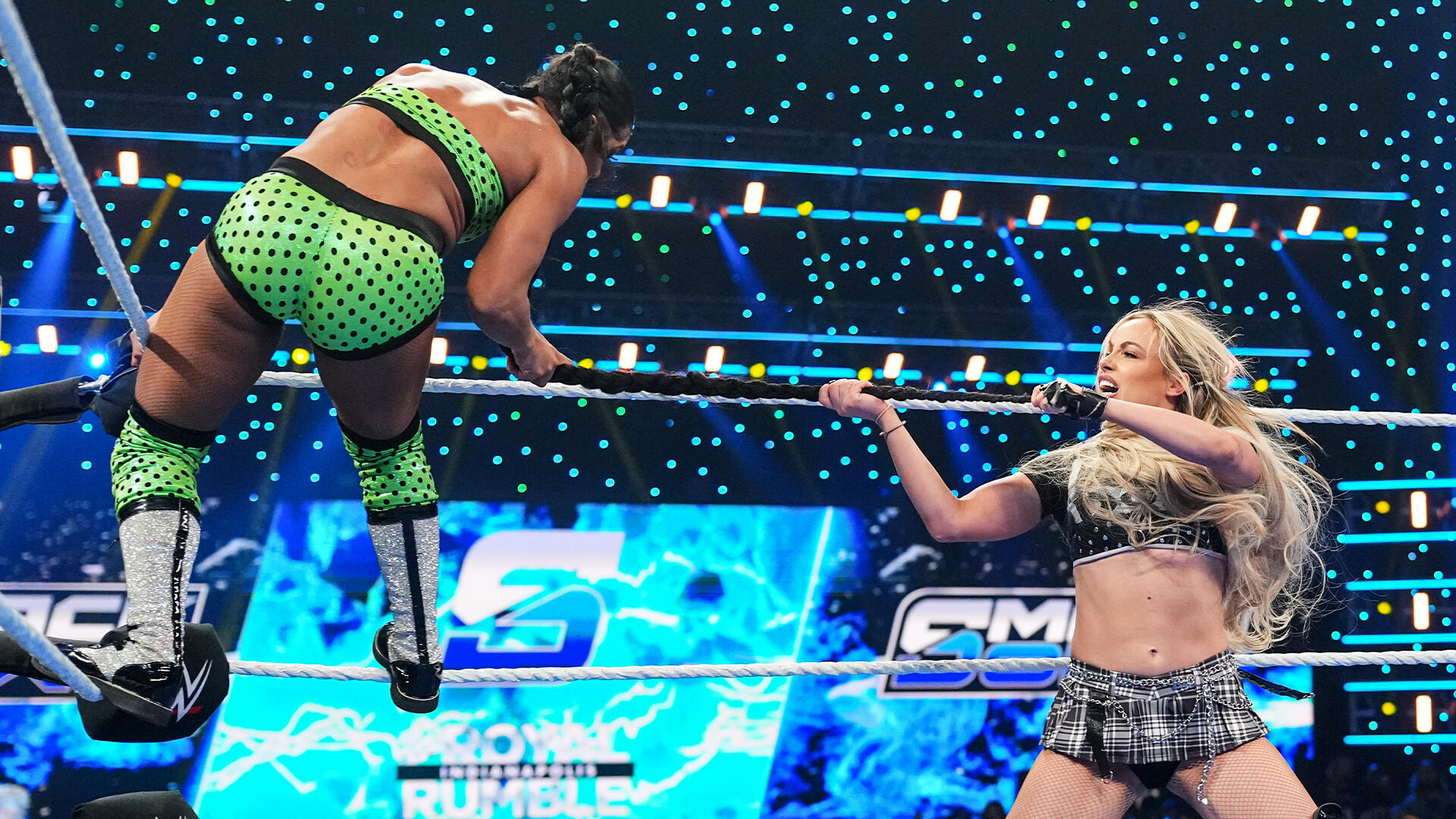 Liv Morgan le entrega la victoria a Nia Jax & Candice LeRae sobre Rhea Ripley, Bianca Belair & Naomi