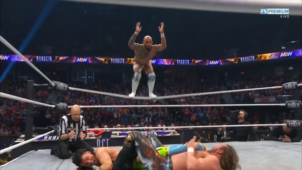CLÁSICO INSTANTÁNEO: Kenny Omega retiene el Título Internacional tras imponerse a Ricochet y Mike Bailey en una frenética contienda 4 CLÁSICO INSTANTÁNEO: Kenny Omega retiene el Título Internacional tras imponerse a Ricochet y Mike Bailey en una frenética contienda