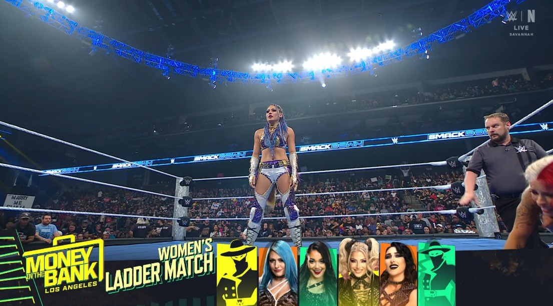 Giulia obtiene una victoria sobre Charlotte Flair y Zelina Vega para clasificar a WWE Money In The Bank 2025 1 Giulia obtiene una victoria sobre Charlotte Flair y Zelina Vega para clasificar a WWE Money In The Bank 2025